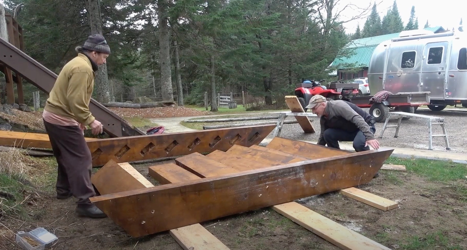 Randonneur Masqué - Construction d'un escalier en épinette blanche